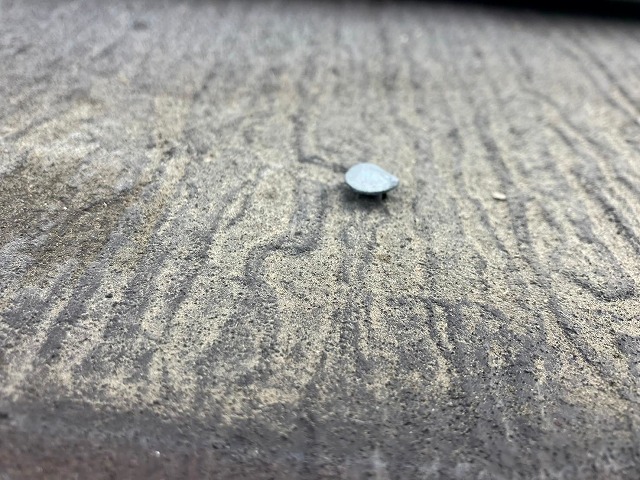 釘が浮いている